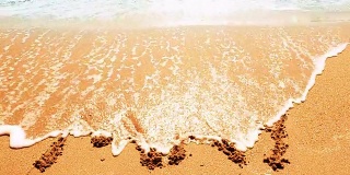 月的名字刻在沙上，沙滩上。