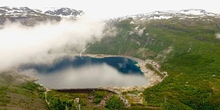 挪威。挪威美丽的风景。云雾笼罩着湖面，背景是群山和森林