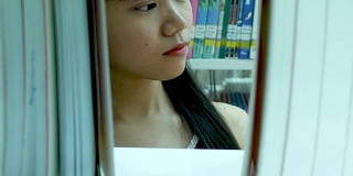 年轻女子在图书馆