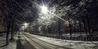 下雪的夜晚在城市的小巷里