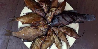 新鲜烟熏蟑螂、丁鱼、鲷鱼饲料。转盘。