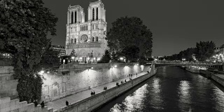 《黑与白》中的巴黎圣母院和塞纳河。法国巴黎