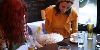 马耳他狗在咖啡馆吃花生
