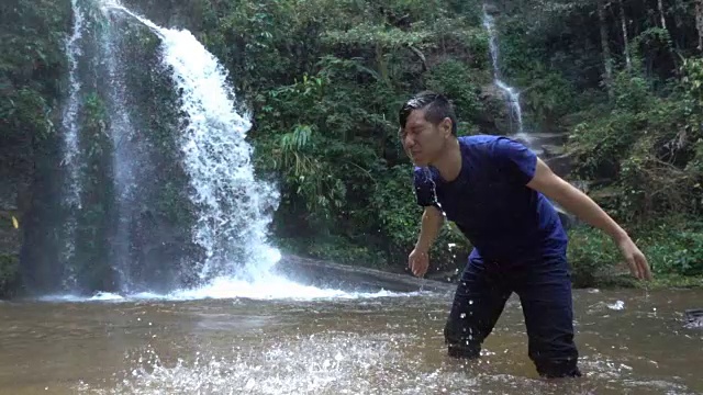 SLO MO 2人用瀑布的水洗脸的镜头