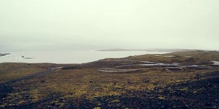 游客在Fjallsárlón冰山礁湖享受冰岛