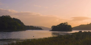 日落时分，苏格兰Awe湖上的秋天