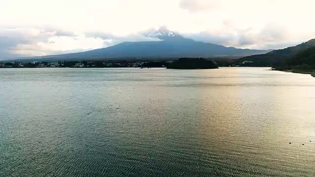 从富士山上鸟瞰，秋天的森林阳光明媚，阳光明媚，无人机俯瞰。4 k 60 fps