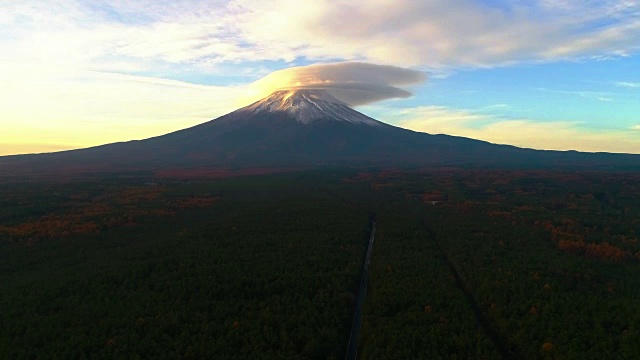 从富士山上鸟瞰，秋天的森林阳光明媚，阳光明媚，无人机俯瞰。VDO 4k 60fps 4096x2160。