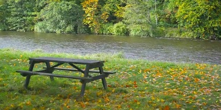 伍迪长椅和美丽的河秋天在苏格兰，附近的阿伯茨福德房子