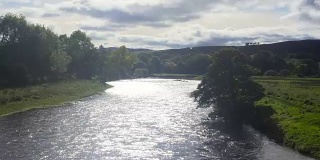 秋天美丽的苏格兰河，靠近苏格兰边境的皮伯斯