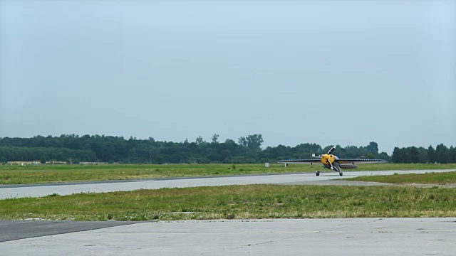 带螺旋桨的轻型飞机正在跑道上滑行，准备起飞