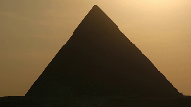 日落时的埃及吉萨大金字塔