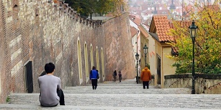 游客坐在梯子古城布拉格