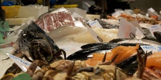 柜台与海鲜在La Boqueria鱼市场。巴塞罗那。西班牙