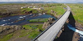 飞在冰岛环城公路上的桥上