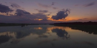 马里兰州波托马克河的空中日落镜头