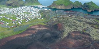飞过冰岛海梅岛(威斯特曼群岛)的埃尔德费尔火山