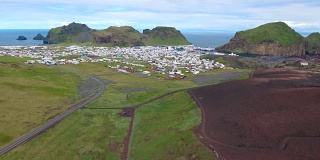 飞过冰岛海梅岛(威斯特曼群岛)的埃尔德费尔火山