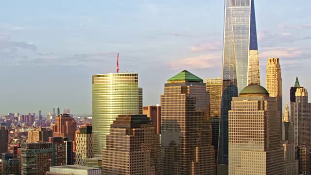 阳光明媚的一天，曼哈顿下城的空中摩天大楼