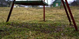 在雨中摇摆