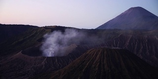 4K中等拍摄，美丽的山，印度尼西亚的布罗莫早晨。