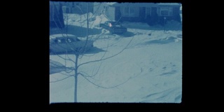 暴风雪过后，被雪掩埋的老爷车