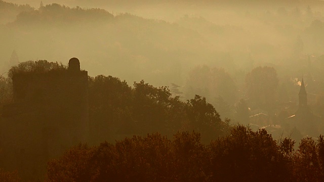 薄雾中的日出葡萄园，秋天的波尔多葡萄园，时光流逝
