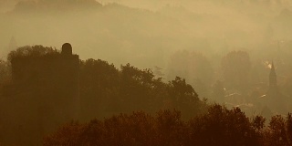 薄雾中的日出葡萄园，秋天的波尔多葡萄园，时光流逝