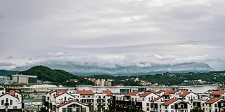 时间在流逝，山村在下雨，秋天阳光灿烂。乌云迅速地掠过天空。4 k