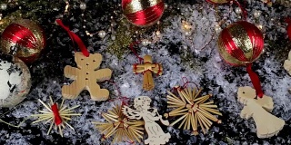 圣诞装饰。圣诞球，金色的雪花和雪花在黑色的背景。木制圣诞装饰。