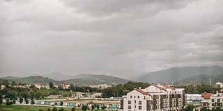 时间在流逝，山村在下雨，秋天阳光灿烂。乌云迅速地掠过天空。4 k