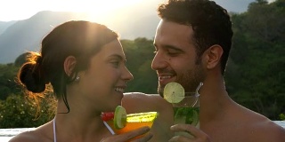 一对拉丁美洲夫妇在泳池边举杯畅饮