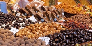 在La Boqueria食品市场展示用巧克力釉制作的甜产品。西班牙巴塞罗那