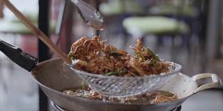 慢镜头:油炸食品，传统泰国食品