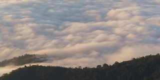 4k时间间隔，清晨雾和山的鸟瞰图。