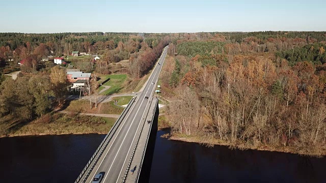 汽车在高加河大桥无人机俯视图4K超高清视频