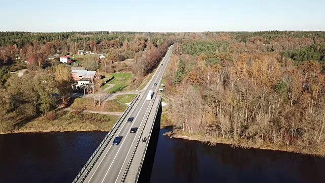 汽车在高加河大桥无人机俯视图4K超高清视频