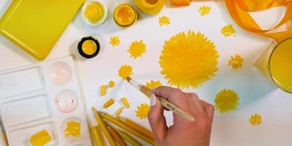 黄色的花。艺术家桌，黄色调色板。前视图。