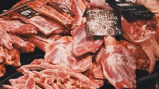 在La Boqueria市场的一个柜台里，托盘里有价格标签的新鲜生肉。巴塞罗那。西班牙视频素材模板下载