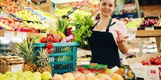 售货员提供新鲜水果和蔬菜