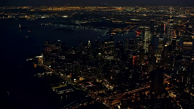 空中拍摄曼哈顿下城和布鲁克林大桥的夜晚