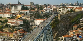 T/L行人在Dom Luís I桥，葡萄牙波尔图