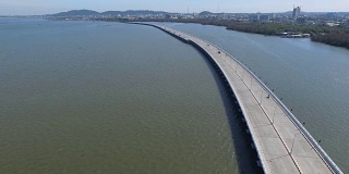 关于水资源的道路。从空中飞过一条河上的公路桥