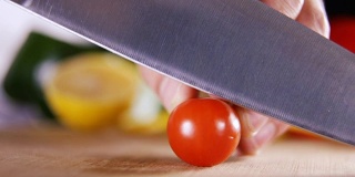 在新鲜蔬菜中切红番茄。蔬菜表——前