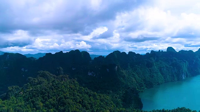 航拍:一个有湖和多云天空的山景全景图。