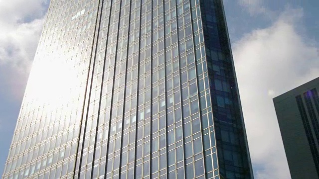 现代建筑反射阳光的玻璃墙