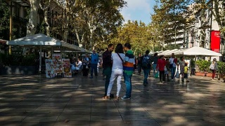 在西班牙巴塞罗那帕劳国家公园散步的人们视频素材模板下载