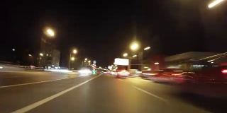 快速城市驾驶夜间道路POV通过城市在晚上的时间推移