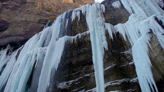 高冻结瀑布与冰在蓝色和白色的颜色在冬天视频素材模板下载