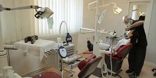 在牙科诊所接受治疗